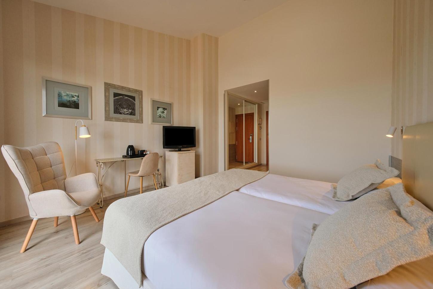 Hotel Spa Villa Nazules Chueca Exterior foto